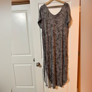 Lularoe: 🩷 Maxi v neck Gray Camo Print Dress